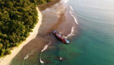 Pemandangan matahari terbenam yang memukau di Pantai Pangandaran, dengan siluet perahu nelayan tradisional yang menambah keindahan suasana senja. Pengunjung juga dapat menikmati keseruan *body rafting* di Green Canyon atau menyelami keindahan bawah laut di Pasir Putih Pangandaran.
