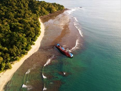 Pemandangan matahari terbenam yang memukau di Pantai Pangandaran, dengan siluet perahu nelayan tradisional yang menambah keindahan suasana senja. Pengunjung juga dapat menikmati keseruan *body rafting* di Green Canyon atau menyelami keindahan bawah laut di Pasir Putih Pangandaran.