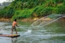 Para pekerja dan relawan secara aktif membersihkan sampah serta sedimen di salah satu titik Sungai Citarum, menunjukkan komitmen nyata dalam upaya restorasi lingkungan sungai legendaris ini. Pemandangan ini merefleksikan harapan baru bagi masa depan Citarum yang lebih bersih dan sehat.