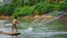 Para pekerja dan relawan secara aktif membersihkan sampah serta sedimen di salah satu titik Sungai Citarum, menunjukkan komitmen nyata dalam upaya restorasi lingkungan sungai legendaris ini. Pemandangan ini merefleksikan harapan baru bagi masa depan Citarum yang lebih bersih dan sehat.