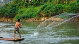 Para pekerja dan relawan secara aktif membersihkan sampah serta sedimen di salah satu titik Sungai Citarum, menunjukkan komitmen nyata dalam upaya restorasi lingkungan sungai legendaris ini. Pemandangan ini merefleksikan harapan baru bagi masa depan Citarum yang lebih bersih dan sehat.