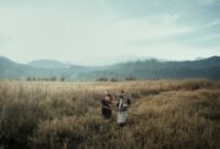 Gunung Tangkuban Parahu menjulang megah, saksi bisu dari legenda Sangkuriang yang abadi, mengingatkan kita pada kisah cinta terlarang dan konsekuensi moral yang terukir dalam lanskap budaya Sunda. Keindahan alam ini seolah menyimpan bisikan narasi kuno yang tak pernah pudar termakan zaman.