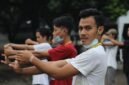 Ratusan peserta dengan antusias mengikuti gerakan Senam Jabar di sebuah lapangan terbuka, menunjukkan semangat kebersamaan dan kebugaran yang mengakar kuat di masyarakat Jawa Barat. Aktivitas ini menjadi contoh nyata bagaimana olahraga dapat menyatukan berbagai kalangan usia dalam satu irama kebahagiaan.