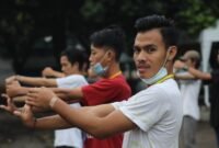 Ratusan peserta dengan antusias mengikuti gerakan Senam Jabar di sebuah lapangan terbuka, menunjukkan semangat kebersamaan dan kebugaran yang mengakar kuat di masyarakat Jawa Barat. Aktivitas ini menjadi contoh nyata bagaimana olahraga dapat menyatukan berbagai kalangan usia dalam satu irama kebahagiaan.