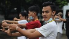 Ratusan peserta dengan antusias mengikuti gerakan Senam Jabar di sebuah lapangan terbuka, menunjukkan semangat kebersamaan dan kebugaran yang mengakar kuat di masyarakat Jawa Barat. Aktivitas ini menjadi contoh nyata bagaimana olahraga dapat menyatukan berbagai kalangan usia dalam satu irama kebahagiaan.