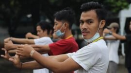 Ratusan peserta dengan antusias mengikuti gerakan Senam Jabar di sebuah lapangan terbuka, menunjukkan semangat kebersamaan dan kebugaran yang mengakar kuat di masyarakat Jawa Barat. Aktivitas ini menjadi contoh nyata bagaimana olahraga dapat menyatukan berbagai kalangan usia dalam satu irama kebahagiaan.