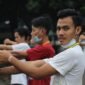 Ratusan peserta dengan antusias mengikuti gerakan Senam Jabar di sebuah lapangan terbuka, menunjukkan semangat kebersamaan dan kebugaran yang mengakar kuat di masyarakat Jawa Barat. Aktivitas ini menjadi contoh nyata bagaimana olahraga dapat menyatukan berbagai kalangan usia dalam satu irama kebahagiaan.