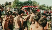 Seorang kader Posyandu sedang mendampingi ibu dan anak saat pemeriksaan kesehatan, menunjukkan sinergi antara program tradisional dan upaya modernisasi layanan kesehatan di Jawa Barat. Foto ini merepresentasikan dedikasi provinsi dalam memastikan akses kesehatan yang merata dan berkualitas bagi seluruh penduduknya.