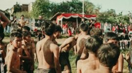 Seorang kader Posyandu sedang mendampingi ibu dan anak saat pemeriksaan kesehatan, menunjukkan sinergi antara program tradisional dan upaya modernisasi layanan kesehatan di Jawa Barat. Foto ini merepresentasikan dedikasi provinsi dalam memastikan akses kesehatan yang merata dan berkualitas bagi seluruh penduduknya.