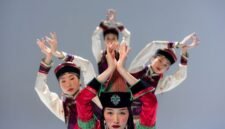 Seorang penari Jaipong dengan kostum tradisional yang cerah sedang menampilkan gerakan lincah dan ekspresif, diiringi alunan musik gamelan yang khas, menunjukkan kekayaan seni budaya Jawa Barat. Foto ini menangkap energi dan keindahan tari Jaipong yang memukau, menjadi simbol identitas kebudayaan Sunda.
