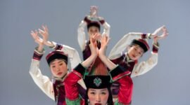 Seorang penari Jaipong dengan kostum tradisional yang cerah sedang menampilkan gerakan lincah dan ekspresif, diiringi alunan musik gamelan yang khas, menunjukkan kekayaan seni budaya Jawa Barat. Foto ini menangkap energi dan keindahan tari Jaipong yang memukau, menjadi simbol identitas kebudayaan Sunda.