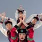 Seorang penari Jaipong dengan kostum tradisional yang cerah sedang menampilkan gerakan lincah dan ekspresif, diiringi alunan musik gamelan yang khas, menunjukkan kekayaan seni budaya Jawa Barat. Foto ini menangkap energi dan keindahan tari Jaipong yang memukau, menjadi simbol identitas kebudayaan Sunda.