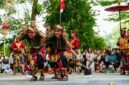 Seorang penari Jaipong dengan kostum tradisional yang khas sedang menunjukkan kelincahan gerak dan ekspresi wajah penuh penjiwaan, merefleksikan keindahan serta semangat budaya Jawa Barat yang dinamis. Tarian ini selalu berhasil memukau penonton dengan kombinasi ritme yang enerjik dan gerakan yang anggun.