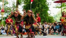 Seorang penari Jaipong dengan kostum tradisional yang khas sedang menunjukkan kelincahan gerak dan ekspresi wajah penuh penjiwaan, merefleksikan keindahan serta semangat budaya Jawa Barat yang dinamis. Tarian ini selalu berhasil memukau penonton dengan kombinasi ritme yang enerjik dan gerakan yang anggun.