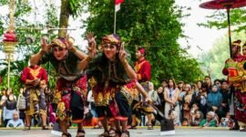 Seorang penari Jaipong dengan kostum tradisional yang khas sedang menunjukkan kelincahan gerak dan ekspresi wajah penuh penjiwaan, merefleksikan keindahan serta semangat budaya Jawa Barat yang dinamis. Tarian ini selalu berhasil memukau penonton dengan kombinasi ritme yang enerjik dan gerakan yang anggun.
