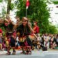 Seorang penari Jaipong dengan kostum tradisional yang khas sedang menunjukkan kelincahan gerak dan ekspresi wajah penuh penjiwaan, merefleksikan keindahan serta semangat budaya Jawa Barat yang dinamis. Tarian ini selalu berhasil memukau penonton dengan kombinasi ritme yang enerjik dan gerakan yang anggun.