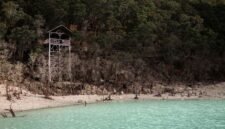 Pemandangan Kawah Putih Ciwidey dengan danau berwarna pirus kehijauan yang kontras dengan tebing kapur putih, menciptakan lanskap surealistik memukau. Udara sejuk pegunungan dan aroma belerang khas menambah pengalaman unik saat menjelajahi keindahan alam ini.