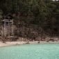 Pemandangan Kawah Putih Ciwidey dengan danau berwarna pirus kehijauan yang kontras dengan tebing kapur putih, menciptakan lanskap surealistik memukau. Udara sejuk pegunungan dan aroma belerang khas menambah pengalaman unik saat menjelajahi keindahan alam ini.