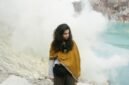 Danau Kawah Putih Ciwidey memancarkan warna pirus yang menawan di tengah kabut tipis, menciptakan pemandangan surealis yang memukau setiap mata. Pohon-pohon kering di sekitarnya menambah kesan dramatis pada lanskap vulkanik ini.
