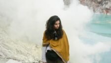 Danau Kawah Putih Ciwidey memancarkan warna pirus yang menawan di tengah kabut tipis, menciptakan pemandangan surealis yang memukau setiap mata. Pohon-pohon kering di sekitarnya menambah kesan dramatis pada lanskap vulkanik ini.