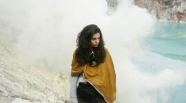 Danau Kawah Putih Ciwidey memancarkan warna pirus yang menawan di tengah kabut tipis, menciptakan pemandangan surealis yang memukau setiap mata. Pohon-pohon kering di sekitarnya menambah kesan dramatis pada lanskap vulkanik ini.