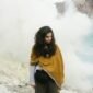 Danau Kawah Putih Ciwidey memancarkan warna pirus yang menawan di tengah kabut tipis, menciptakan pemandangan surealis yang memukau setiap mata. Pohon-pohon kering di sekitarnya menambah kesan dramatis pada lanskap vulkanik ini.