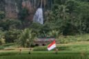 Warga Jawa Barat berinteraksi dengan petugas kesehatan dalam sebuah program posyandu, menunjukkan kolaborasi aktif masyarakat dalam upaya pencegahan stunting dan peningkatan kualitas hidup. Inisiatif semacam ini menjadi tulang punggung dalam mewujudkan kesehatan yang merata hingga ke pelosok desa.