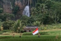 Warga Jawa Barat berinteraksi dengan petugas kesehatan dalam sebuah program posyandu, menunjukkan kolaborasi aktif masyarakat dalam upaya pencegahan stunting dan peningkatan kualitas hidup. Inisiatif semacam ini menjadi tulang punggung dalam mewujudkan kesehatan yang merata hingga ke pelosok desa.
