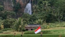 Warga Jawa Barat berinteraksi dengan petugas kesehatan dalam sebuah program posyandu, menunjukkan kolaborasi aktif masyarakat dalam upaya pencegahan stunting dan peningkatan kualitas hidup. Inisiatif semacam ini menjadi tulang punggung dalam mewujudkan kesehatan yang merata hingga ke pelosok desa.