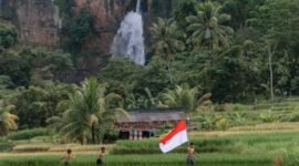 Warga Jawa Barat berinteraksi dengan petugas kesehatan dalam sebuah program posyandu, menunjukkan kolaborasi aktif masyarakat dalam upaya pencegahan stunting dan peningkatan kualitas hidup. Inisiatif semacam ini menjadi tulang punggung dalam mewujudkan kesehatan yang merata hingga ke pelosok desa.