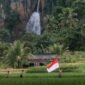 Warga Jawa Barat berinteraksi dengan petugas kesehatan dalam sebuah program posyandu, menunjukkan kolaborasi aktif masyarakat dalam upaya pencegahan stunting dan peningkatan kualitas hidup. Inisiatif semacam ini menjadi tulang punggung dalam mewujudkan kesehatan yang merata hingga ke pelosok desa.