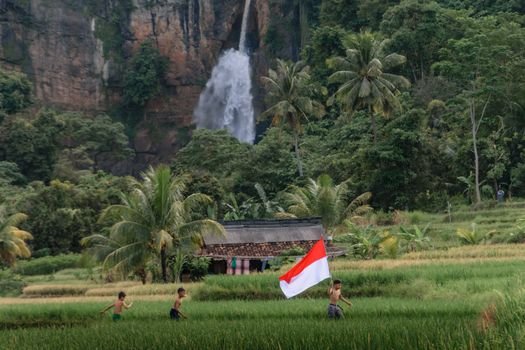 Warga Jawa Barat berinteraksi dengan petugas kesehatan dalam sebuah program posyandu, menunjukkan kolaborasi aktif masyarakat dalam upaya pencegahan stunting dan peningkatan kualitas hidup. Inisiatif semacam ini menjadi tulang punggung dalam mewujudkan kesehatan yang merata hingga ke pelosok desa.