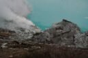 Pemandangan Kawah Putih Ciwidey dengan air danau berwarna pirus dan tebing belerang putih yang memukau, menawarkan lanskap bak negeri dongeng. Udara dingin pegunungan menambah kesan magis pada destinasi wisata alam yang populer ini di Bandung Selatan.