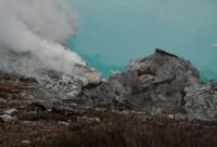 Pemandangan Kawah Putih Ciwidey dengan air danau berwarna pirus dan tebing belerang putih yang memukau, menawarkan lanskap bak negeri dongeng. Udara dingin pegunungan menambah kesan magis pada destinasi wisata alam yang populer ini di Bandung Selatan.