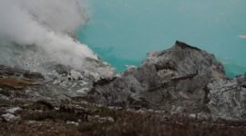 Pemandangan Kawah Putih Ciwidey dengan air danau berwarna pirus dan tebing belerang putih yang memukau, menawarkan lanskap bak negeri dongeng. Udara dingin pegunungan menambah kesan magis pada destinasi wisata alam yang populer ini di Bandung Selatan.
