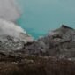 Pemandangan Kawah Putih Ciwidey dengan air danau berwarna pirus dan tebing belerang putih yang memukau, menawarkan lanskap bak negeri dongeng. Udara dingin pegunungan menambah kesan magis pada destinasi wisata alam yang populer ini di Bandung Selatan.