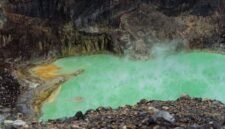 Pemandangan dramatis Kawah Putih Ciwidey dengan danau kawah berwarna kehijauan yang memukau, dikelilingi tebing-tebing putih dan diselimuti kabut tipis. Lanskap unik ini menjadi daya tarik utama bagi wisatawan yang mencari keindahan alam yang tak biasa.