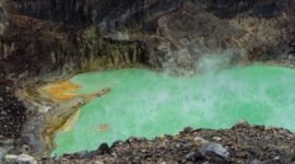 Pemandangan dramatis Kawah Putih Ciwidey dengan danau kawah berwarna kehijauan yang memukau, dikelilingi tebing-tebing putih dan diselimuti kabut tipis. Lanskap unik ini menjadi daya tarik utama bagi wisatawan yang mencari keindahan alam yang tak biasa.