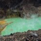 Pemandangan dramatis Kawah Putih Ciwidey dengan danau kawah berwarna kehijauan yang memukau, dikelilingi tebing-tebing putih dan diselimuti kabut tipis. Lanskap unik ini menjadi daya tarik utama bagi wisatawan yang mencari keindahan alam yang tak biasa.