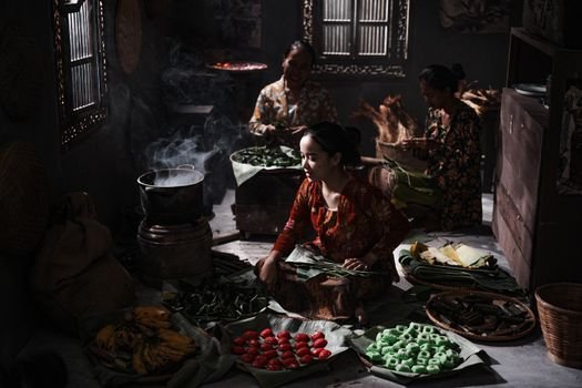 Seorang penjual sedang membuat surabi di atas tungku arang tradisional, menunjukkan proses otentik yang menjaga cita rasa khas jajanan legendaris ini. Asap tipis mengepul dari cetakan, menambah daya tarik visual dari kuliner khas Bandung yang selalu dicari ini.