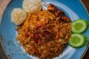 Sebuah mangkuk seblak Bandung disajikan hangat dengan beragam topping seperti ceker, bakso, dan kerupuk, memancarkan aroma pedas kencur yang menggugah selera. Hidangan ini menunjukkan perpaduan sempurna antara tekstur kenyal dan kuah pedas gurih yang menjadi daya tarik utama kuliner ikonik kota kembang.
