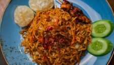 Sebuah mangkuk seblak Bandung disajikan hangat dengan beragam topping seperti ceker, bakso, dan kerupuk, memancarkan aroma pedas kencur yang menggugah selera. Hidangan ini menunjukkan perpaduan sempurna antara tekstur kenyal dan kuah pedas gurih yang menjadi daya tarik utama kuliner ikonik kota kembang.