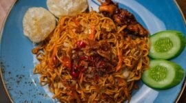 Sebuah mangkuk seblak Bandung disajikan hangat dengan beragam topping seperti ceker, bakso, dan kerupuk, memancarkan aroma pedas kencur yang menggugah selera. Hidangan ini menunjukkan perpaduan sempurna antara tekstur kenyal dan kuah pedas gurih yang menjadi daya tarik utama kuliner ikonik kota kembang.