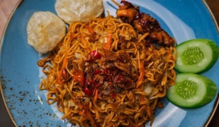 Sejuta Rasa Pedas Seblak Bandung: Dari Gerobak Kaki Lima Hingga Meja Kafe