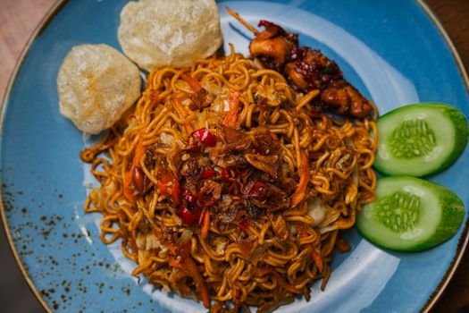 Sebuah mangkuk seblak Bandung disajikan hangat dengan beragam topping seperti ceker, bakso, dan kerupuk, memancarkan aroma pedas kencur yang menggugah selera. Hidangan ini menunjukkan perpaduan sempurna antara tekstur kenyal dan kuah pedas gurih yang menjadi daya tarik utama kuliner ikonik kota kembang.