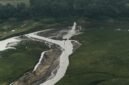 Pemandangan Sungai Citarum yang jernih dan asri pada tahun 2026, menunjukkan keberhasilan upaya restorasi ekosistem sungai. Masyarakat lokal turut berpartisipasi menjaga kebersihan tepian sungai, menikmati udara segar yang dulunya sulit ditemukan.