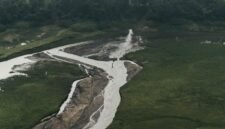 Pemandangan Sungai Citarum yang jernih dan asri pada tahun 2026, menunjukkan keberhasilan upaya restorasi ekosistem sungai. Masyarakat lokal turut berpartisipasi menjaga kebersihan tepian sungai, menikmati udara segar yang dulunya sulit ditemukan.