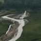 Pemandangan Sungai Citarum yang jernih dan asri pada tahun 2026, menunjukkan keberhasilan upaya restorasi ekosistem sungai. Masyarakat lokal turut berpartisipasi menjaga kebersihan tepian sungai, menikmati udara segar yang dulunya sulit ditemukan.