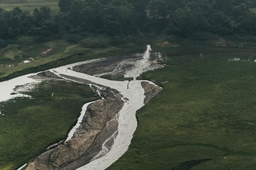 Pemandangan Sungai Citarum yang jernih dan asri pada tahun 2026, menunjukkan keberhasilan upaya restorasi ekosistem sungai. Masyarakat lokal turut berpartisipasi menjaga kebersihan tepian sungai, menikmati udara segar yang dulunya sulit ditemukan.