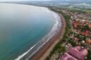 Pemandangan udara Pantai Pangandaran dengan deretan resort modern dan aktivitas pantai yang semarak, memperlihatkan transformasi kawasan pesisir ini sebagai destinasi gaya hidup yang dinamis dan memukau wisatawan.